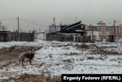 В районе Шанхай, Кызыл.