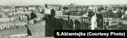 Правая частка панарамнага здымку Ўладзімера Лупейкі. У цэнтры добра відаць трасу вуліцы Энгельса і спалены дамініканскі касьцёл Тамаша Аквінскага.