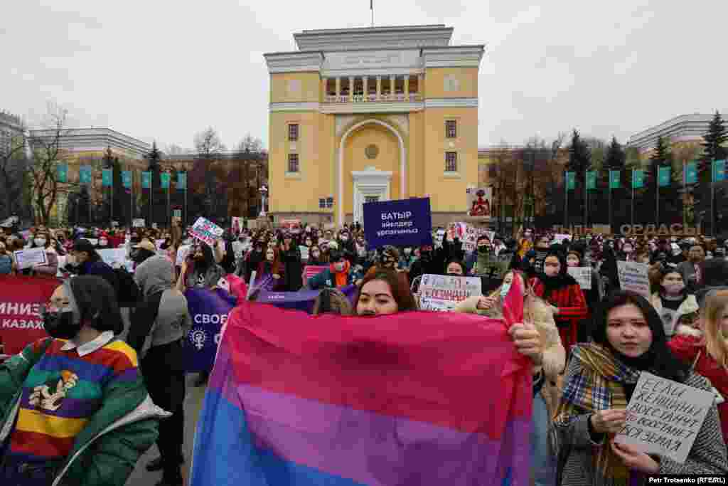 Участники митинга за права женщин.