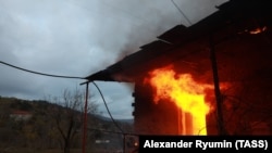 Дом, ахоплены пажарам у выніку баявых дзеяньняў на вайне паміж Армэніяй і Азэрбайджанам за спрэчныя тэрыторыі, 30 лістапада 2020 году