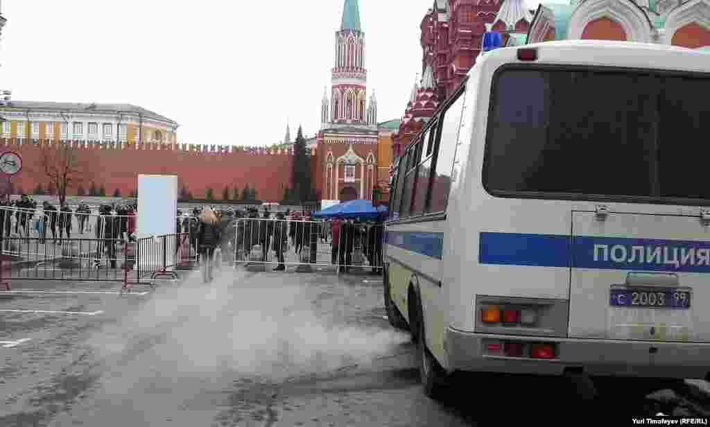 Красная площадь открыта для граждан, но ограждения готовы