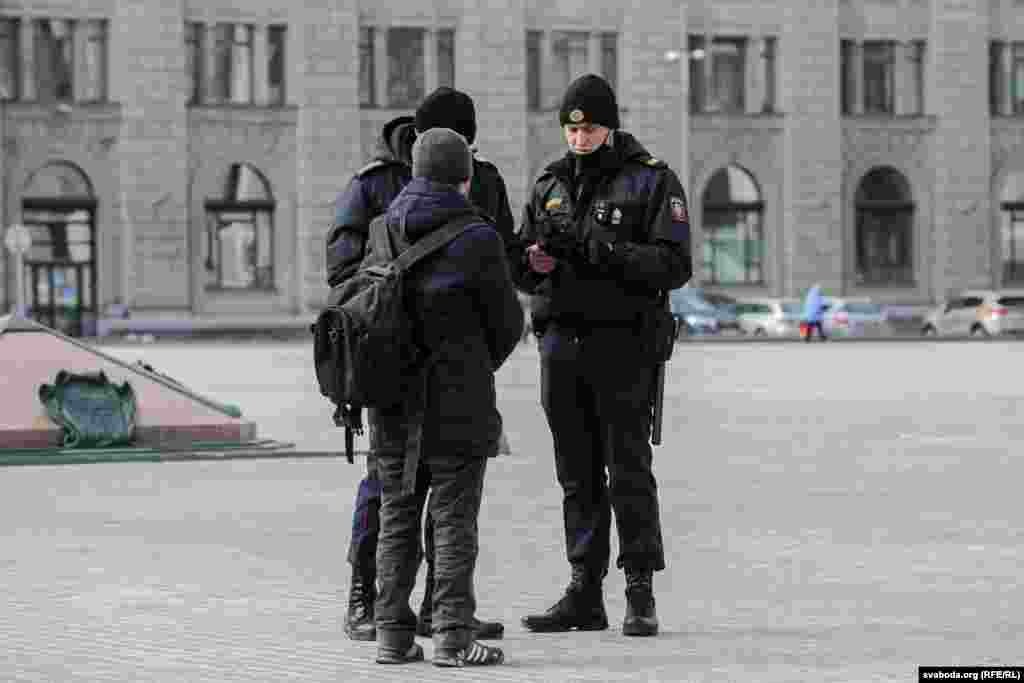 Патрулі на вуліцах уздоўж усяго праспэкту Незалежнасьці. Часам правяраюць дакумэнты ў мінакоў