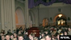 Belarus – funeral service for Iryna Kazulina, political prisoner Alexander Kazulin’s wife, Minsk, The Red Church, 26Feb2008 