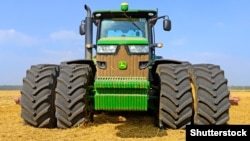 Трактар кампаніі John Deere на полі ва Ўкраіне, 2014 год