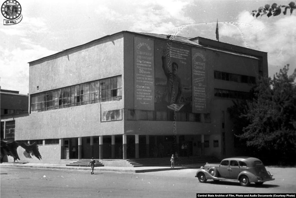 ​Здание Дома правительства. Снимок сделан в 1947 году (слева).&nbsp;Дом Совнаркома (правительства) КазССР строили в 1928&ndash;1931 годах по проекту известного советского архитектора теоретика конструктивизма Моисея Гинзбурга. Но уже в&nbsp;1957 году в городе сдали в эксплуатацию новый Дом правительства, а здание Гинзбурга занял учебный корпус КазГУ. Позже, в 1982 году, сюда &laquo;переехала&raquo; Академия искусств имени Жургенова. Здание считается важным памятником советского авангарда, однако его облик&nbsp;после нескольких реконструкций сильно изменился.​&nbsp; 