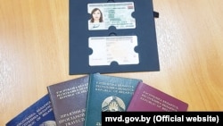 Магчымы выгляд беларускіх ID-картак (зьверху) і біямэтрычных пашпартоў (зьнізу)